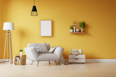 Sala com parede amarela